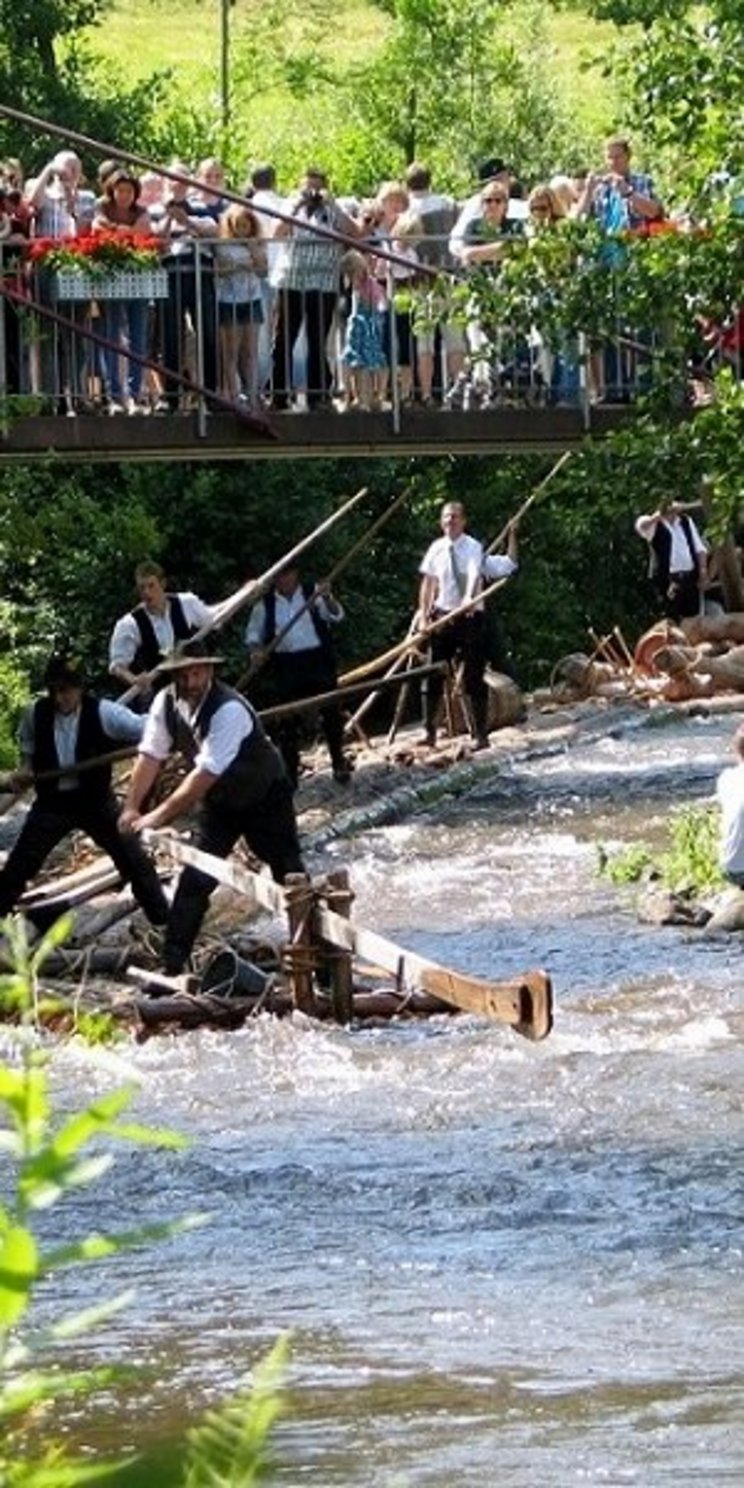 Flößer auf einem kleinen Fluss