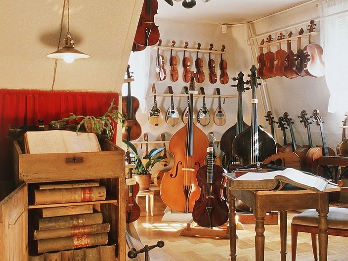 Mit Instrumenten gefüllter Raum