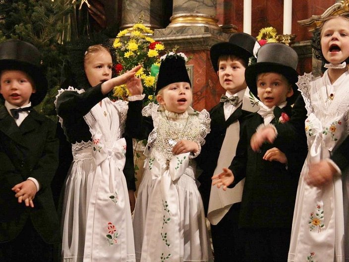 Kinder in sorbischer Tracht