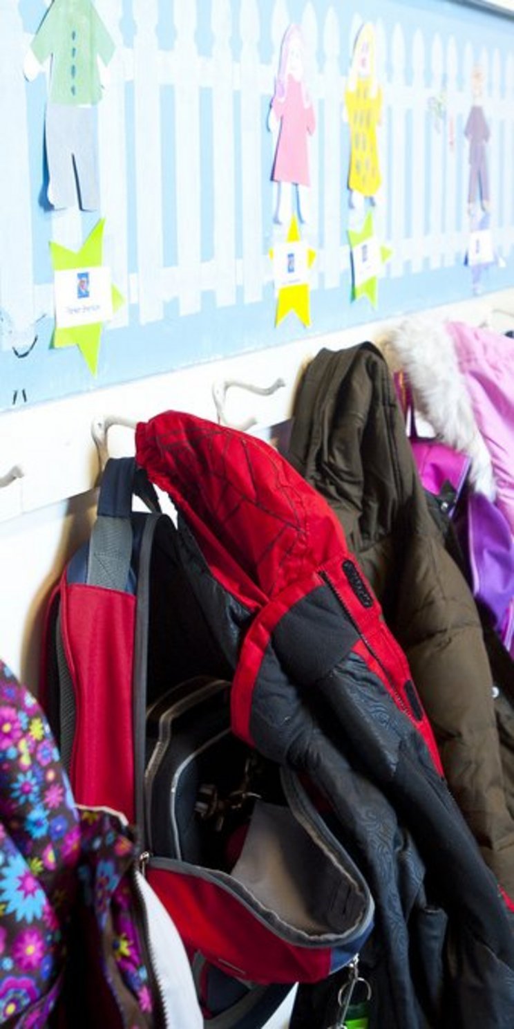 Eine Garderobe im Flur einer Grundschule. 