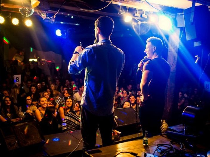 Zwei Poetry-Slammer auf der Bühne