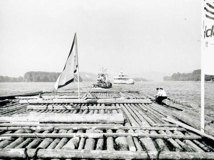 Schwarzweißfoto eines Flussfloßes