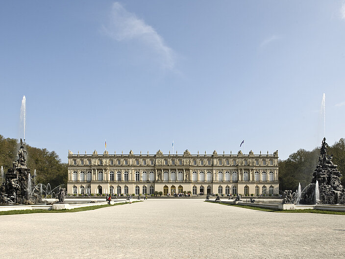 Prächtige Fassade des Schlosses Herrenchiemsee