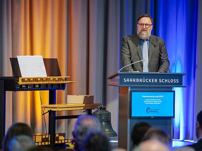 Am Pult der Vorsitzende des IKE-Fachkomitees h&auml;lt eine Rede.