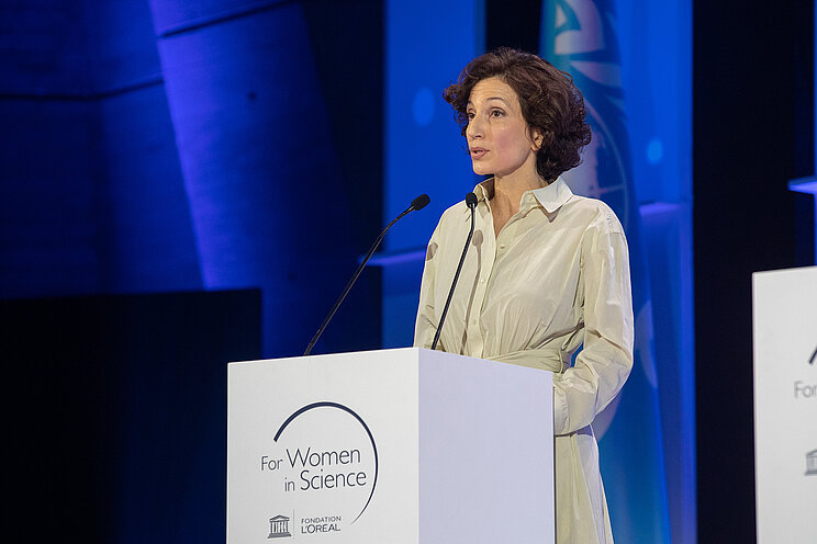 Audrey Azoulay an einem Rednerpult zu 'For Women in Science' Generaldirektorin der UNESCO, Audrey Azoulay, spricht an einem Rednerpult. Auf dem Rednerpult steht "For Women in Science"