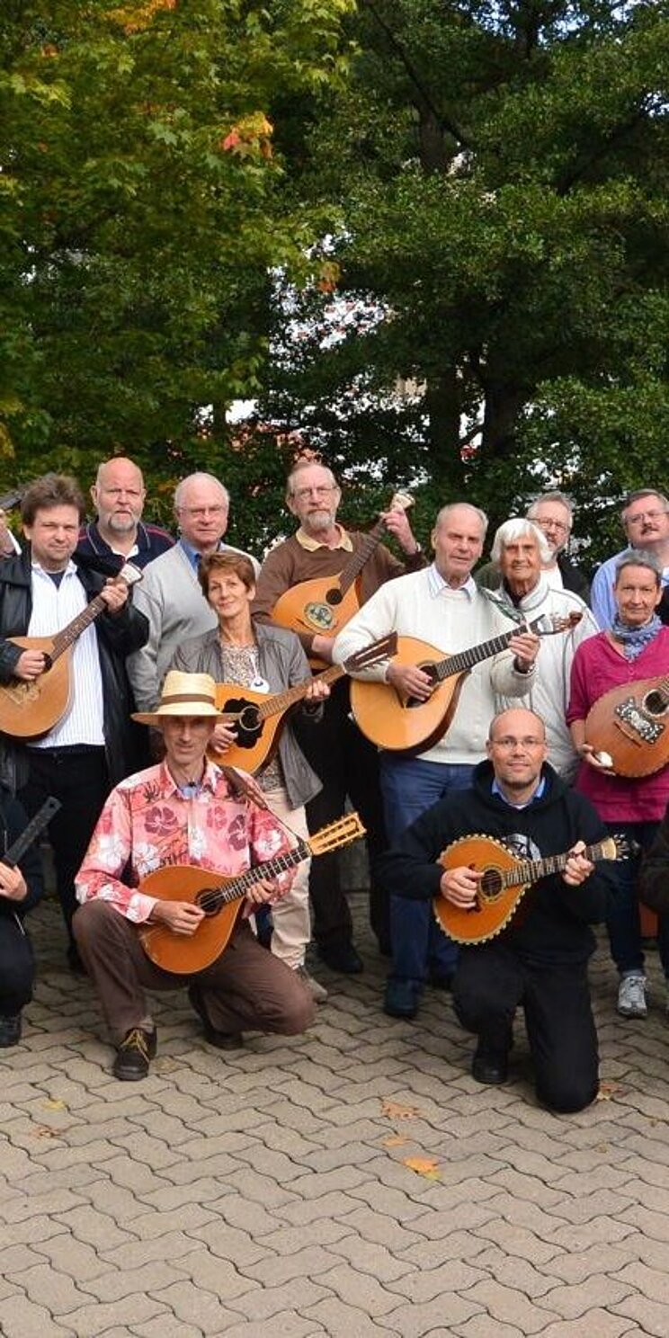 02_Waldzither_Teilnehmer-Cistersymposium Gruppenfoto von Teilnehmenden mit Waldzither in den Händen
