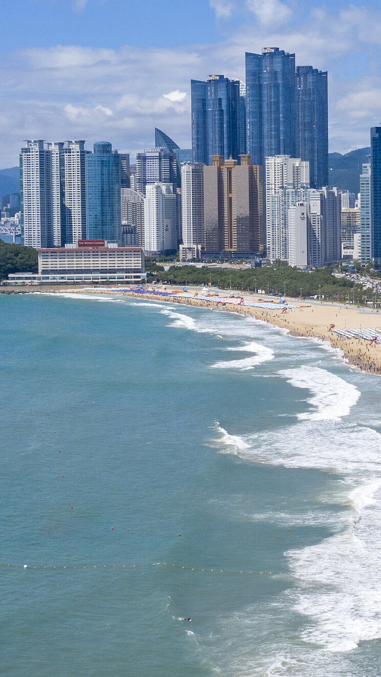 Blick über einen Strand der südkoreanischen Hafenstadt Busan.