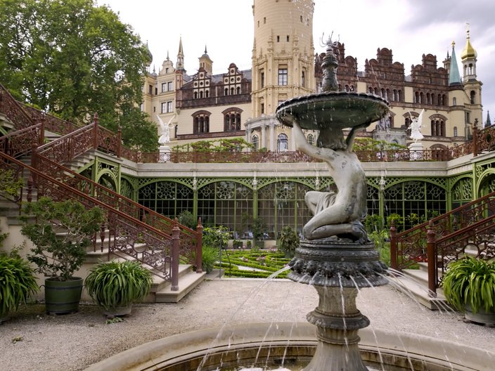 Blick auf das Schweriner Schloss vom Brunnen im Burggarten über die Orangerie