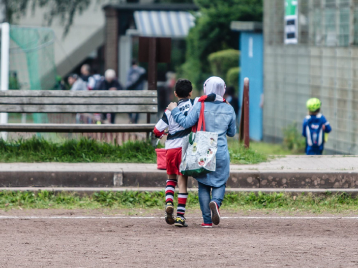 Kinder auf dem Weg zum Sportplatz