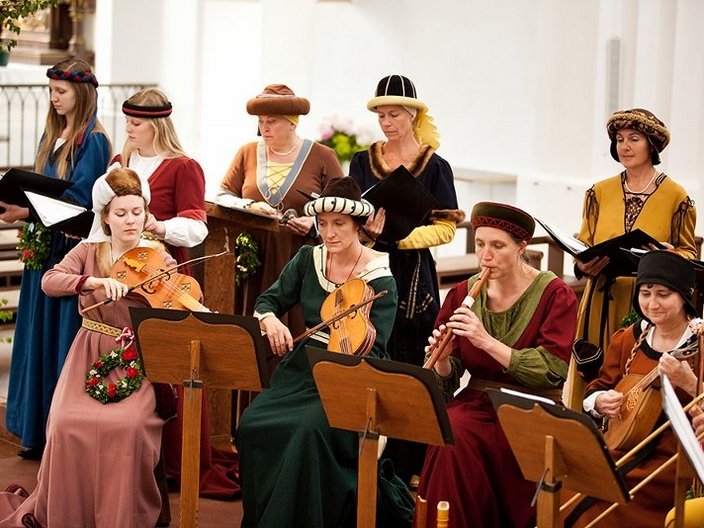 Musikergruppe in mittelalterlichen Kostümen