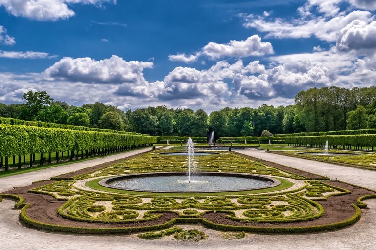 Brühl, Schlossgarten Blick in den Schlossgarten vom Brühler Schloss aus gesehen