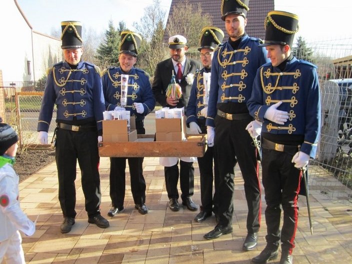 Als Soldaten verkleidete Gruppe