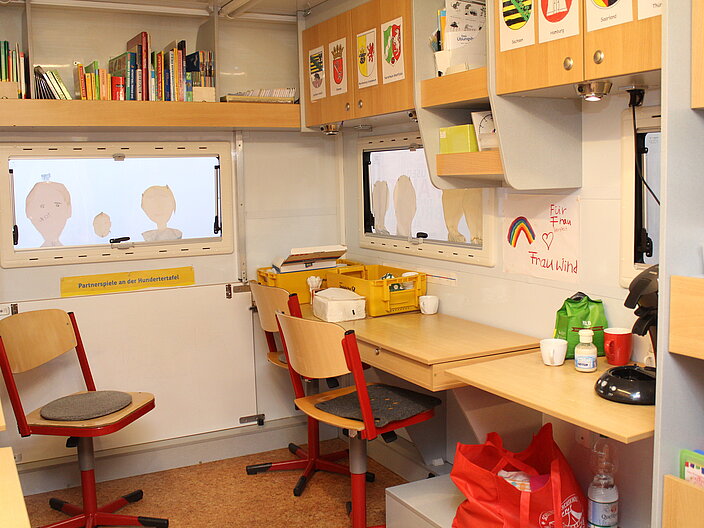 Blick in ein Schulmobil: Mobiler Klassenraum f&uuml;r Schaustellerkinder direkt auf dem Festplatz