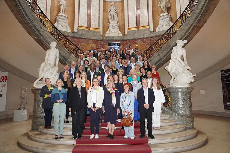 Mitglieder der Deutschen UNESCO-Kommission Die Mitglieder der Deutschen UNESCO-Kommission stehen im Bodemuseum auf der Museumsinsel in Berlin auf einer prächtigen Treppe während der Mitgliederversammlung 2026