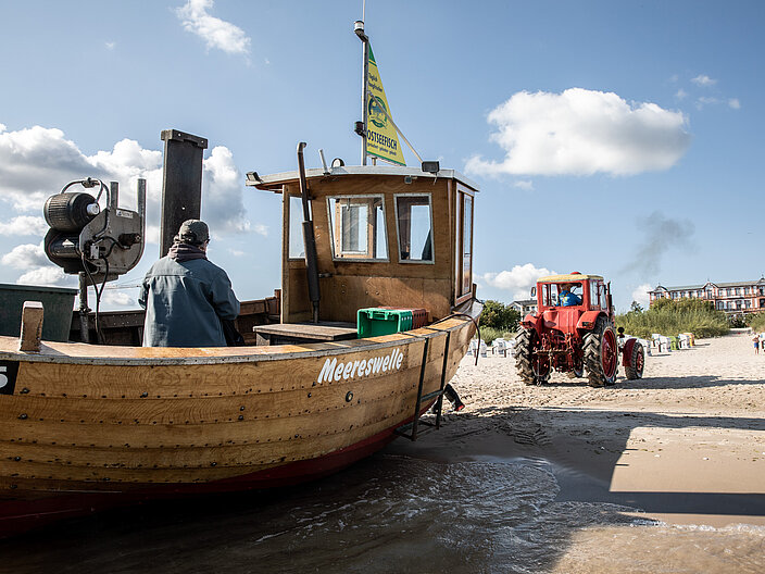 02_Küstenfischerei_Strandfischerei_in_Ahlbeck_Usedom_Franz_Bischof Fischboot "Meereswelle" wird von einem Traktor aus dem Wasser gezogen
