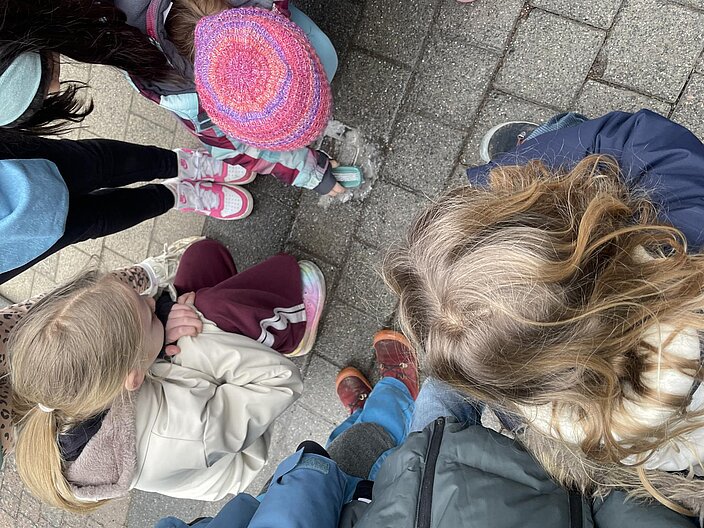 Projekttag 2026 Clemensschule Hiltrup: Putzen eines Stolpersteines