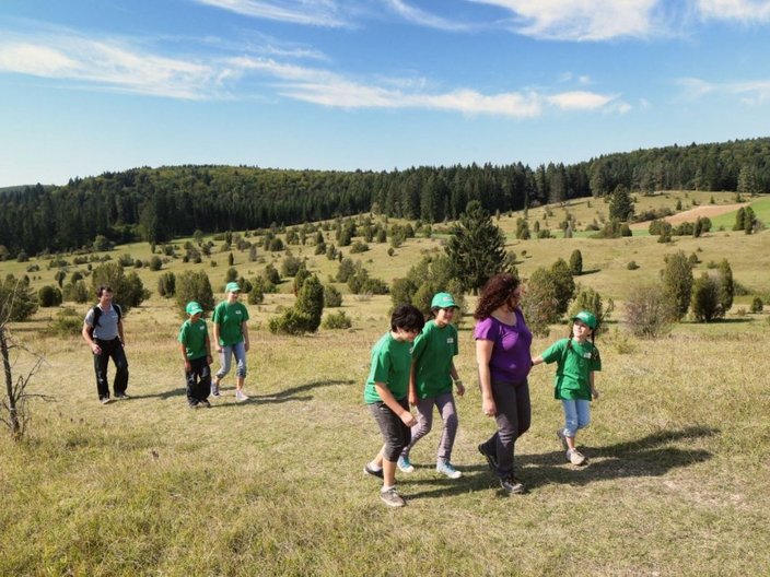 Wandergruppe in Gebirgslandschaft