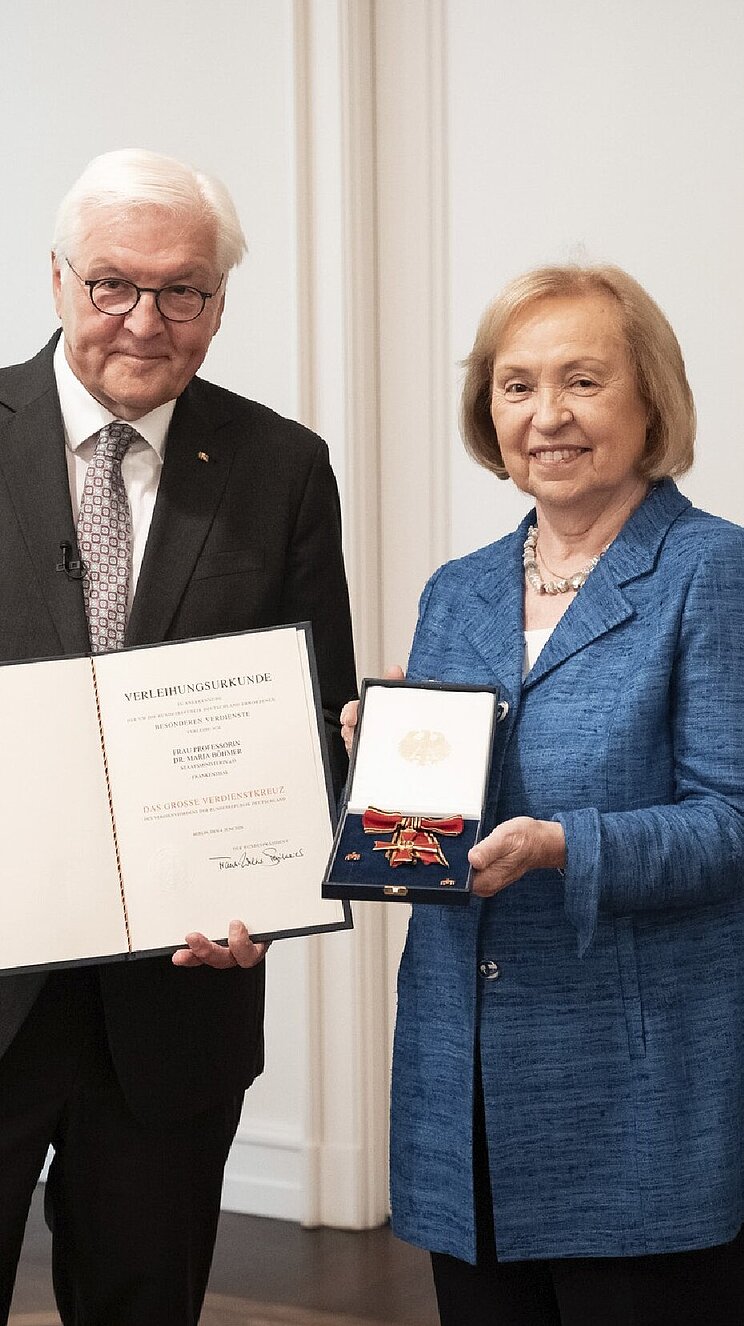 Bundespr&auml;sident Steinmeier &uuml;berreicht Maria B&ouml;hmer die Urkunde