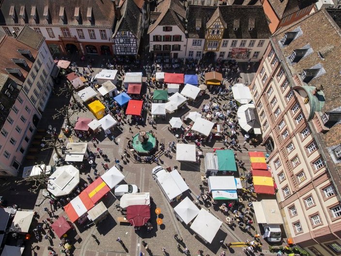 Mittelalterlicher Marktplatz mit bunten Marktständen