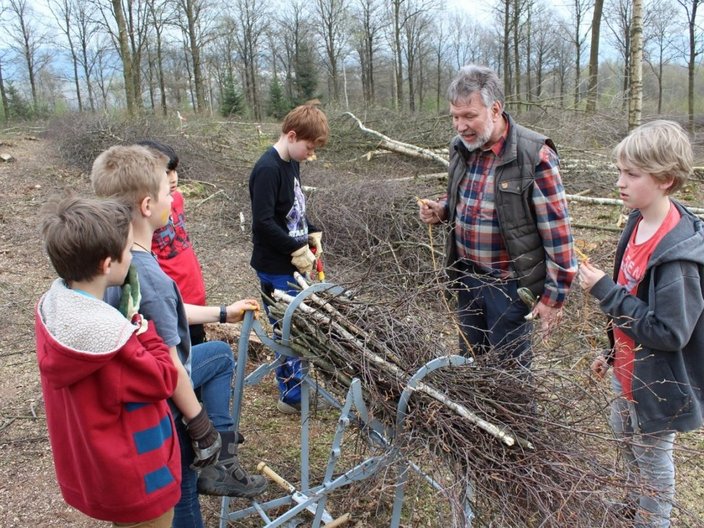 Gruppe von Kindern im Wald