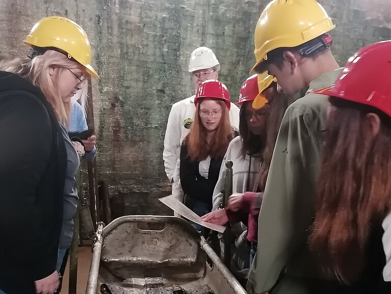 Young Climate Action for World Heritage, Rammelsberg Jugendliche Teilnehmende des Projekts Young Climate Action for World Heritage stehen mit Helmen auf dem Kopf in der Welterbestätte am Rammelsberg