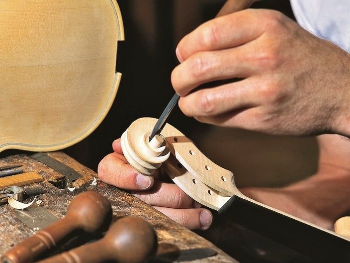 Instrumentenbauer bei der Arbeit