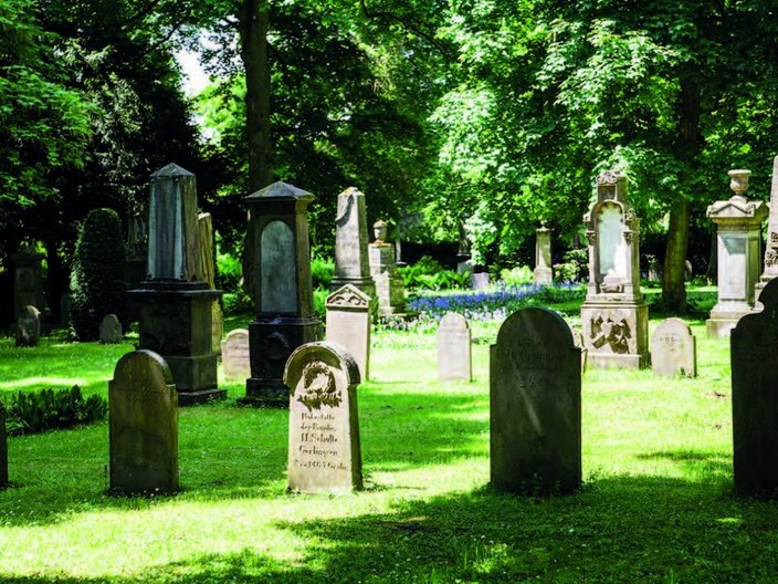 Bewaldeter Friedhof