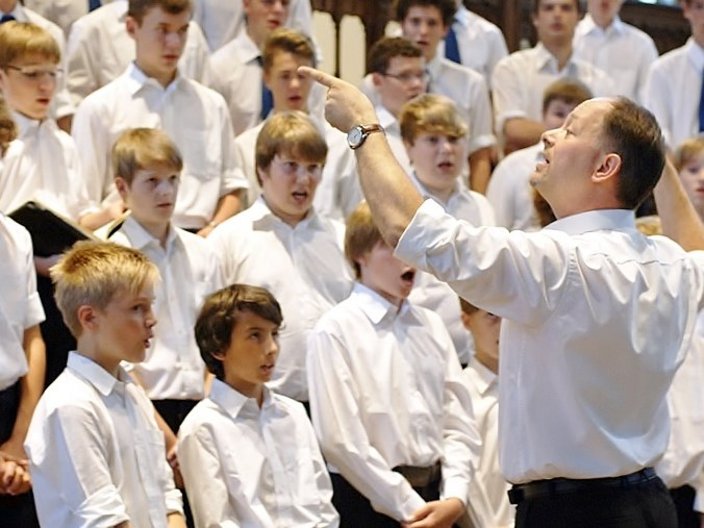 Knabenchor mit Dirigent