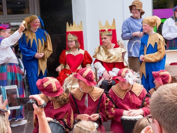 Bühnenszene in historischen Kostümen