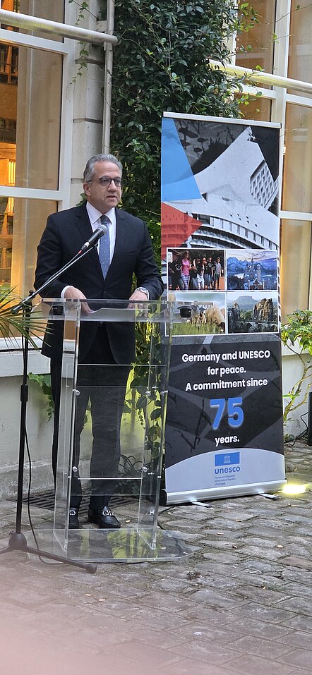 El-Enany beim Empfang 75 Jahre Deutschland in der UNESCO in Paris El-Enany redet beim Empfang 75 Jahre Deutschland in der UNESCO in Paris