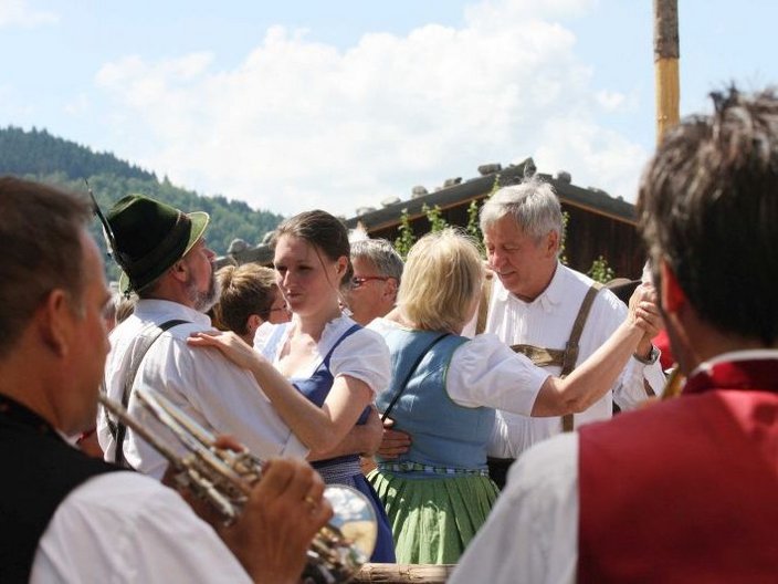 Gruppe von tanzenden Menschen in Tracht