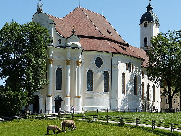 Wieskirche Blick auf die Wieskirche mit Weide und Pferden im Vordergrund