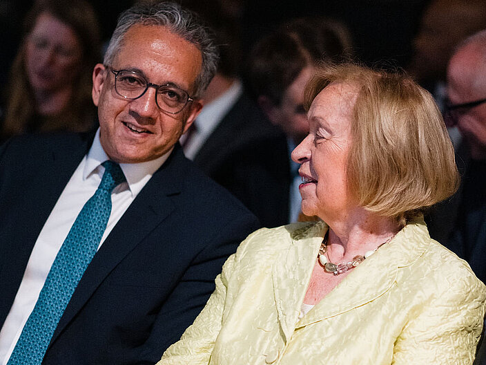 Khaled El-Enany und Maria B&ouml;hmer sitzen in einer Stuhlreihe und unterhalten sich