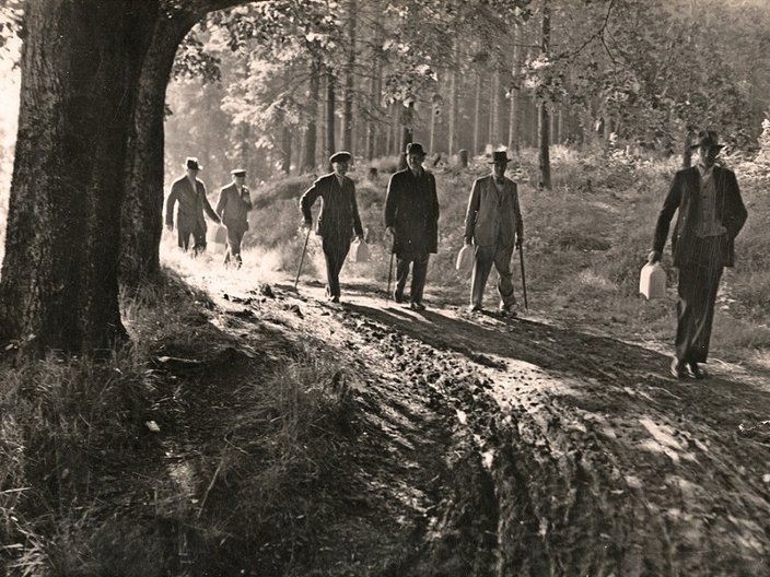Schwarzweißfoto einer Gruppe von Personen im Wald