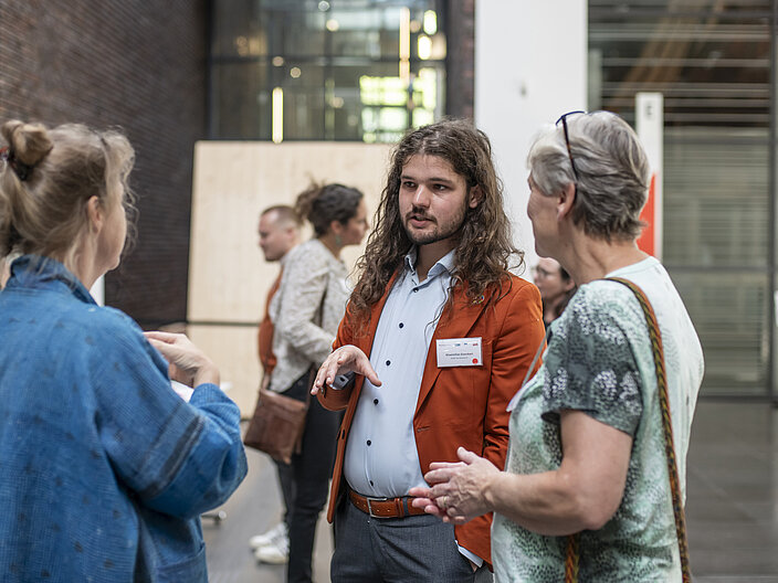 Eindrücke des Events - Foto von Teilnehmenden im Gespräch