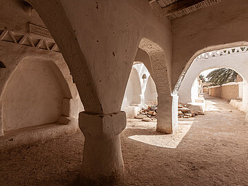 Altstadt von Ghadamès, Libyen Ein halboffener, verschatteter und mit Lehm verputzer Raum in der Altstadt von Ghadamès, Libyen.