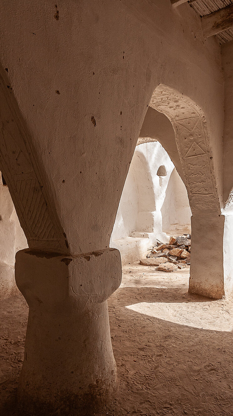 Ein halboffener, verschatteter und mit Lehm verputzer Raum in der Altstadt von Ghadamès, Libyen. 