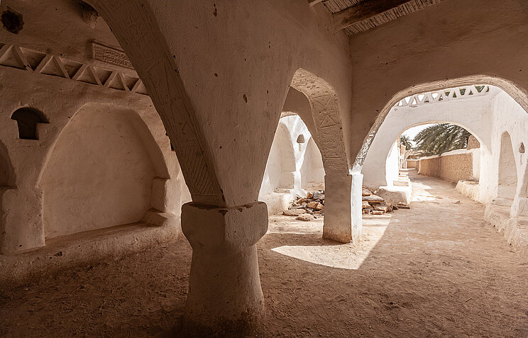 Altstadt von Ghadamès, Libyen Ein halboffener, verschatteter und mit Lehm verputzer Raum in der Altstadt von Ghadamès, Libyen.