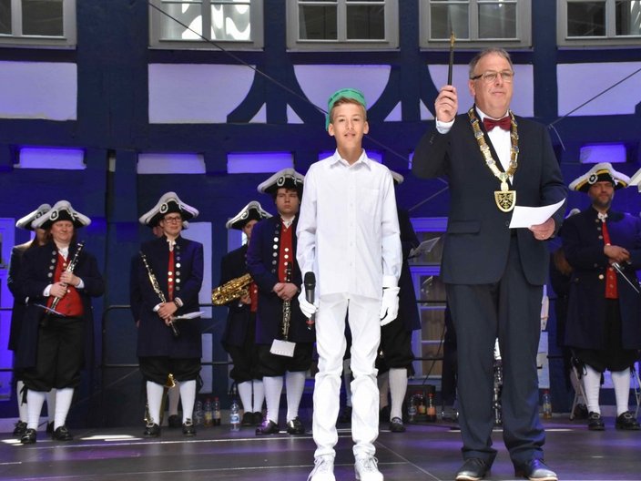 Bürgermeister und Kind auf der Bühne