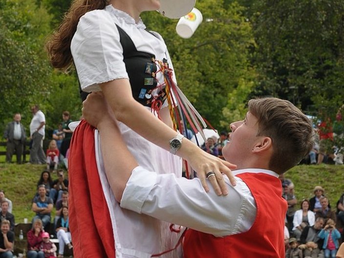 Zwei Personen in Tracht