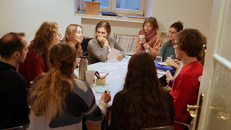 Dies ist ein Foto einiger Mitglieder der Klimadelegation bei einem Pr&auml;senzmeeting