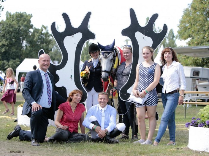 Gruppenfoto mit Pferd