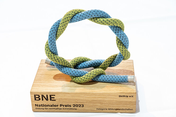 BNE-Preistrophäe der Kategorie Bildungslandschaften 2023 Auf diesem Foto wird die BNE-Preistrophäe der Kategorie Bildungslandschaften aus dem Jahr 2023 gezeigt.