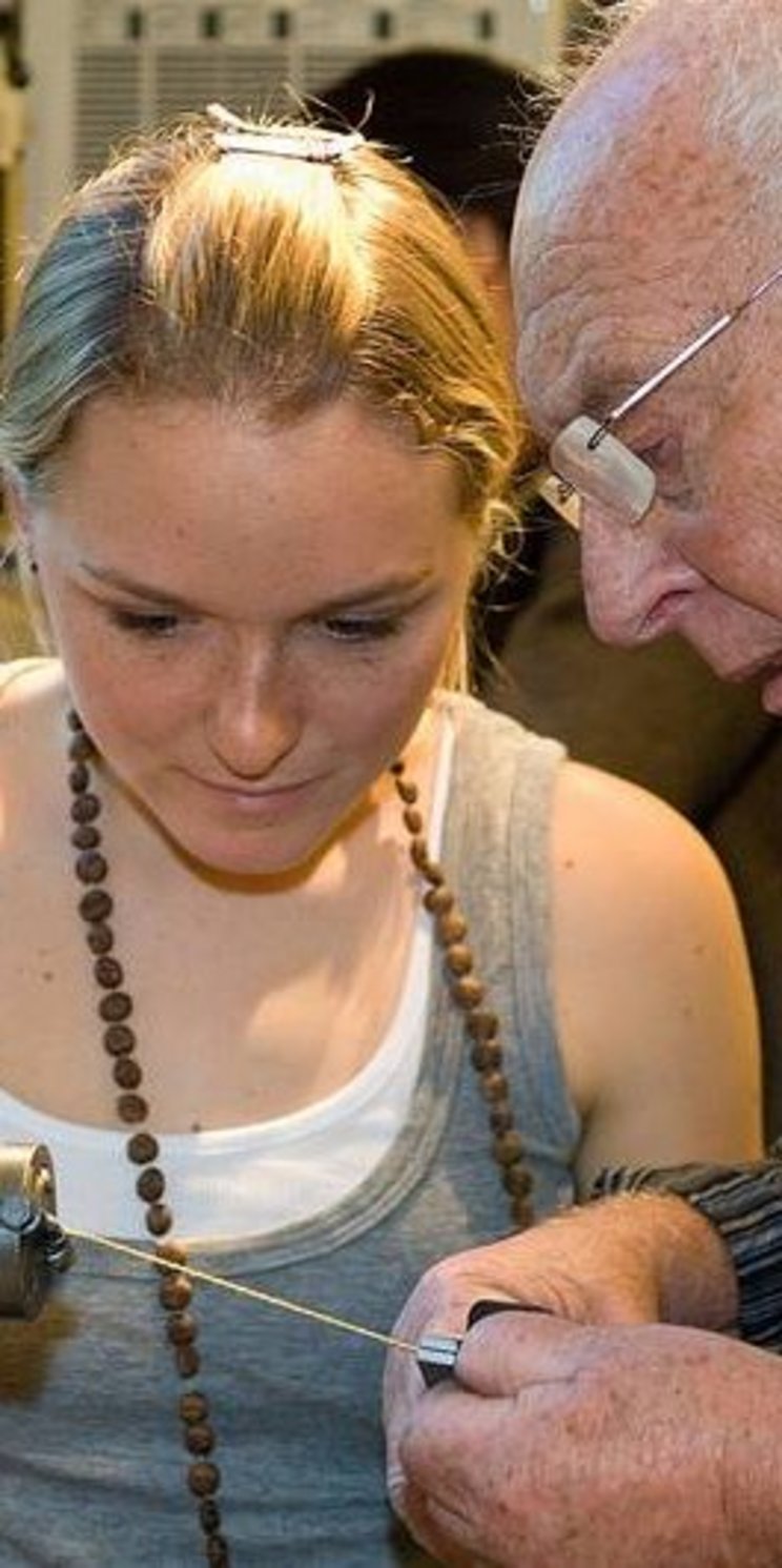 Schmuck_01 Zwei Personen bei der Schmuckherstellung