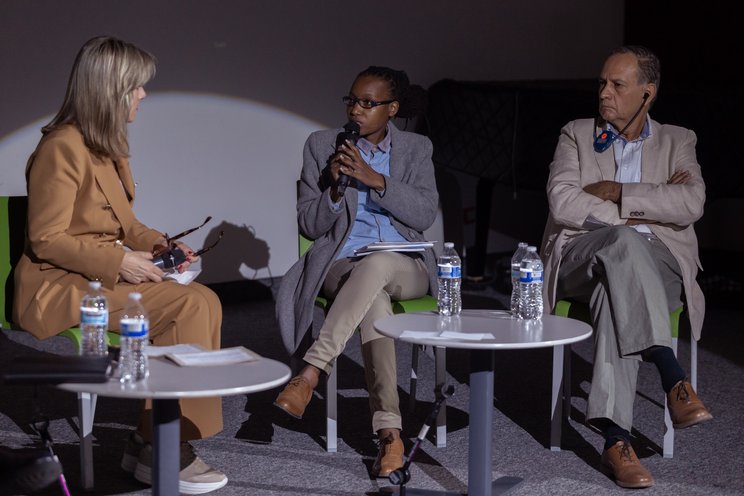 Side Event Fair Culture, Mondiacult 2022, Podiumsdiskussion Drei Personen diskutieren auf einem Podium.