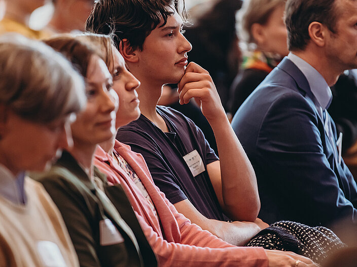 Aufnahme, dass ein paar Personen im Publikum zeigt
