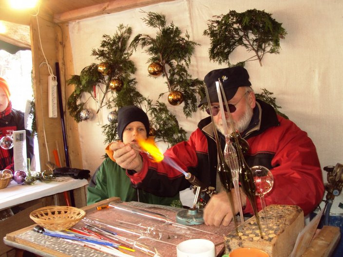 Zwei Handwerker in der Werkstatt