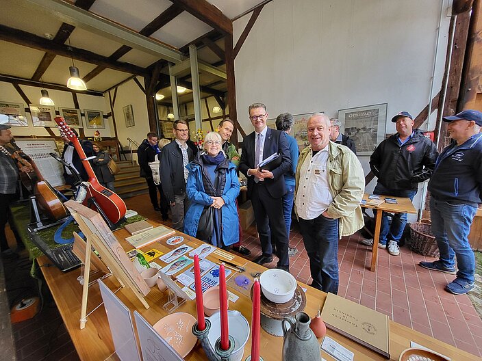 Töpfer- und Keramikerstand mit Kulturminister Tischner im Hintergrund