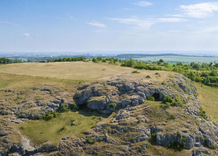 Riegelberg mit Ofnethöhlen Die Ofnethöhlen waren im Mittelpaläolithikum bewohnt