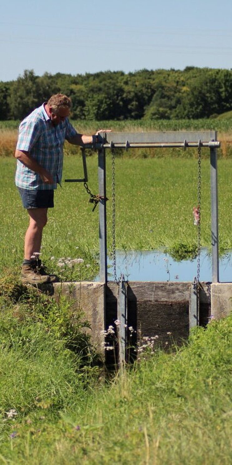Wässerwiesen_c__IG_Wässerwiesen_BG_5 Schleuse auf einer bewässerten Wiese